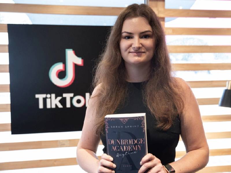 TikTok, lugar para amantes de los libros