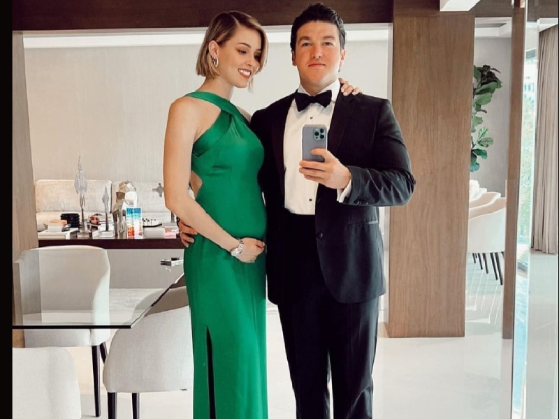 Mientras el gobernador muestra la eco en su celular