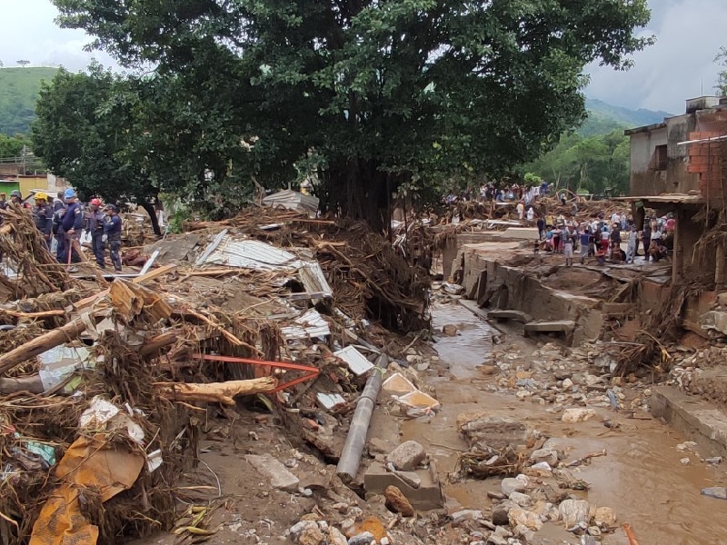 (Twitter @Mippcivzla) La crecida del río, de hasta seis metros en las estructuras más cercanas al cauce, arrastró automóviles, porciones de viviendas y las antenas telefónicas