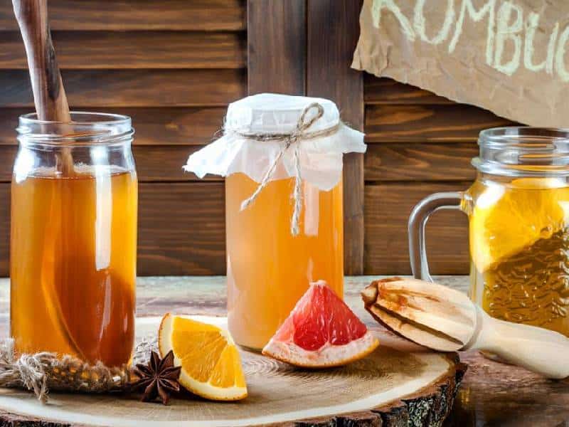La kombucha generalmente se obtiene de la fermentación de té negro o verde