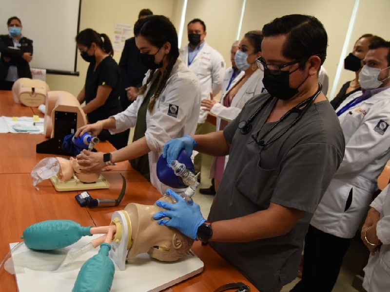 CONFIANZA. Quienes están en formación antes aprendían con pacientes; ahora es de manera segura.