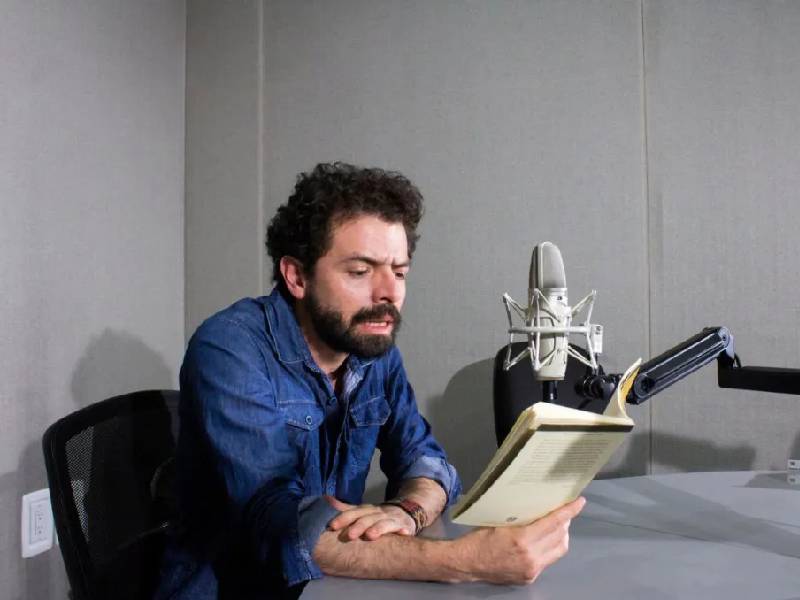 Javier Raya nació en la Ciudad de México en 1985, es escritor, traductor, poeta y tallerista.