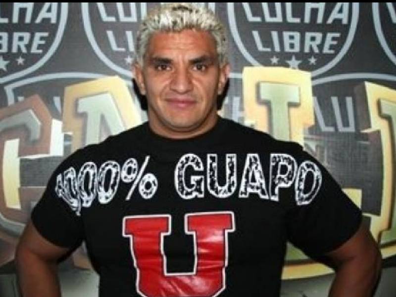 Reportes de medios locales señalan que el luchador fue detenido tras golpear automóviles e insultar a automovilistas