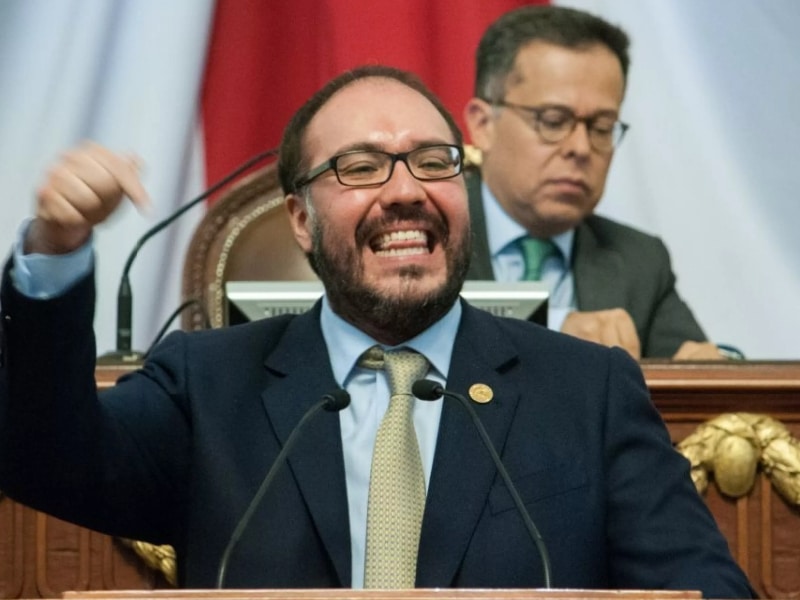 La investigacción encontró la compra de tres propiedades valuadas en 34 millones 560 mil 148 pesos e ingresos injustificables superiores a 11.4 millones de pesos.
