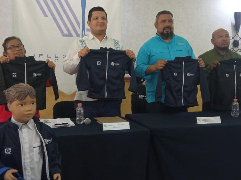 Confeccionan 203 mil chamarras escolares para la época invernal