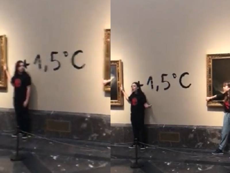 Dos activistas pegan sus manos en el marco de pinturas de Goya en el museo de Prado de Madrid