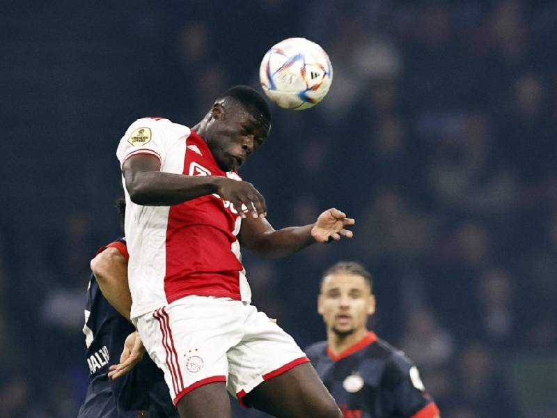 PSV derrota al Ajax y le arrebata el liderato de la Eredivisie
