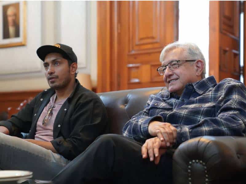 AMLO disfrutó del partido México junto a Tenoch Huerta