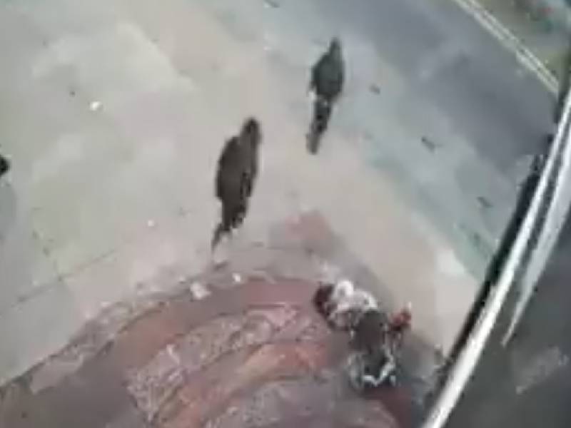 Video. Ladrones estrellan a ciclista en asalto, roban bici y lo dejan inconsciente