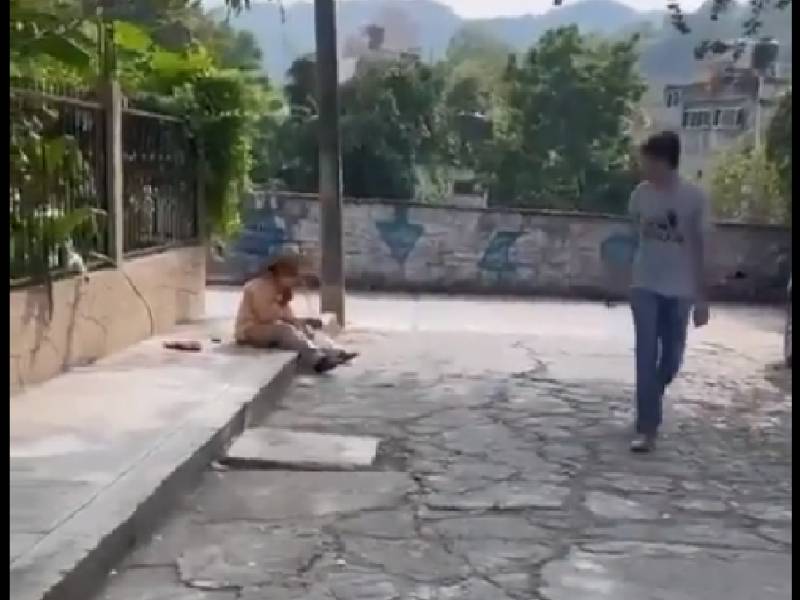 Joven golpea a adulto mayor mientras otro graba y ríe