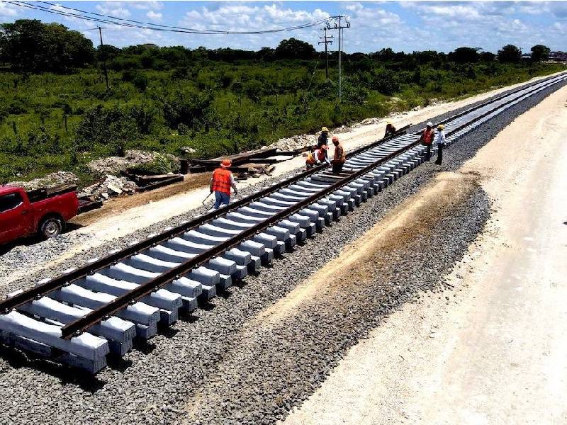 El pueblo de México y turistas extranjeros disfrutarán el legado de la cultura maya en 26 zonas arqueológicas de cinco estados del sureste del país que estarán conectadas por el Tren Maya, afirmó el presidente Andrés Manuel López Obrador. “Lo más importante de todo es la riqueza arqueológica, la riqueza artística, cultural, desconocida por la mayoría de los mexicanos y, desde luego, por extranjeros; entonces, es abrir al mundo el conocimiento de esta joya que tiene México, de esta gran riqueza cultural de México”, subrayó. En conferencia de prensa matutina, el mandatario destacó la labor de salvamento arqueológico que realiza el Instituto Nacional de Antropología e Historia (INAH) en Campeche, Chiapas, Quintana Roo, Tabasco y Yucatán como parte de la construcción del Tren Maya. “Hay hallazgos importantísimos porque el Tren se concibió para comunicar las antiguas y nuevas ciudades mayas. (…) Esto, para que tengamos una idea de la importancia de esta obra, de comunicar con mil 550 kilómetros que, dicho sea de paso, no hay ninguna obra en el mundo que se esté construyendo de ese tamaño”, señaló. El Programa de Mejoramiento de Zonas Arqueológicas contempla diez sitios de Yucatán; diez de Quintana Roo; cuatro de Campeche; uno de Chiapas y uno de Tabasco, informó el director general del INAH, Diego Prieto Hernández. Simultáneamente están en desarrollo Centros de Atención a Visitantes en Palenque, Chichén Itzá, Ek’ Balam, Uxmal, Dzibilchaltún, El Tigre, Edzná, Calakmul y Xcalumkín. “El Tren Maya permitirá a los visitantes acceder a zonas que tengan mayores áreas de visita, que tengan unidades de servicio adecuadas, cédulas interpretativas para que la gente comprenda de qué sitio estamos hablando, sus características y temporalidad”, acotó el funcionario. En el reporte mensual de salvamento arqueológico, el titular del INAH dio a conocer que, al 9 de noviembre, existe registro y preservación de 28 mil 963 bienes inmuebles como basamentos, albarradas y nivelaciones; además, mil 464 bienes muebles, metates y lítica entre ellos. El INAH también reporta 450 osamentas, 672 mil 693 fragmentos de cerámica, 549 vasijas completas en proceso de análisis y mil 13 rasgos naturales asociados al contexto arqueológico como cuevas, pozos y cenotes, refirió el director de la dependencia. Síguenos en nuestras redes sociales ?? Twitter  Facebook  Instagram  
