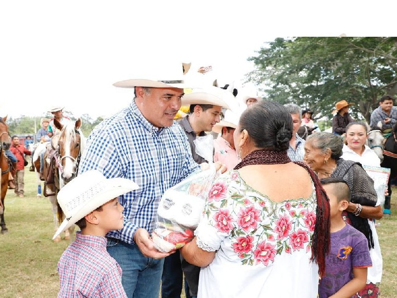 Renán Barrera participa en la cuarta edición de la cabalgata con Causa Tekax 2022