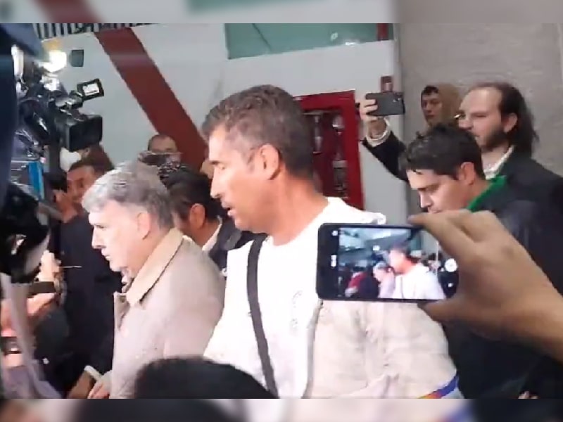Tata Martino arriba a México, le gritan ¡Ratero, ratero!