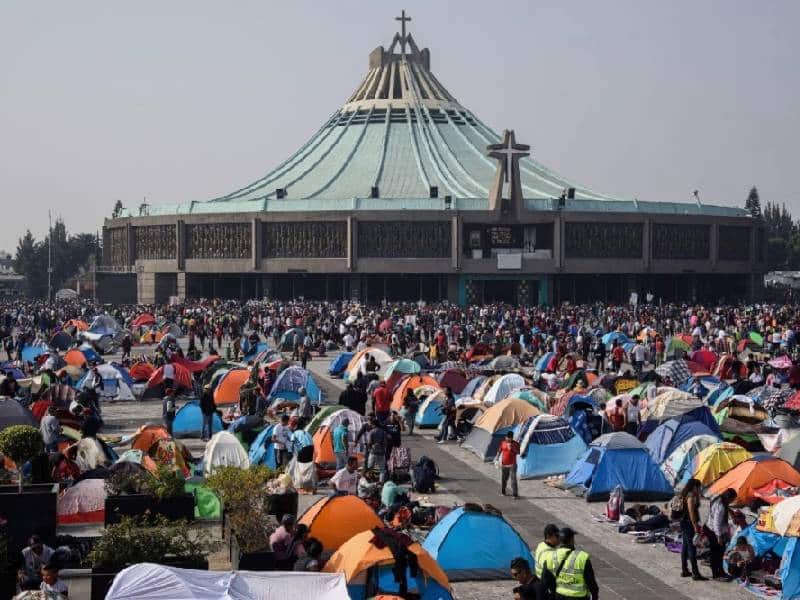 Llegan peregrinos a la Basílica previo a los festejos del Día de la Virgen de Guadalupe