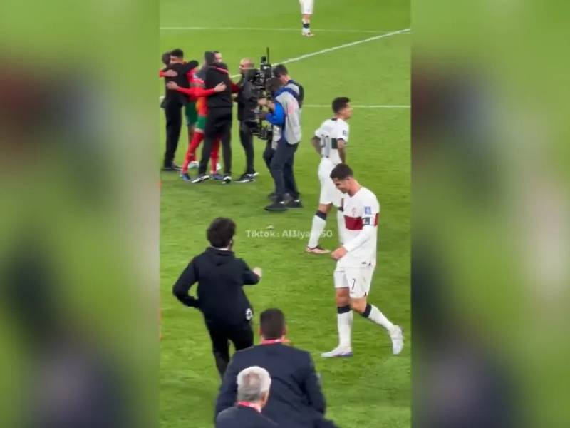 Video. Espontáneo quiso “consolar” a Cristiano Ronaldo; lo taclean