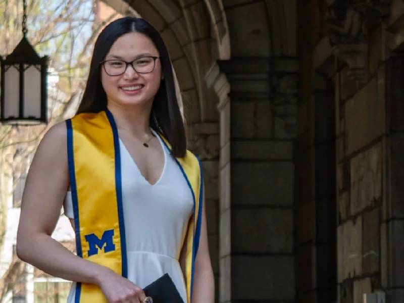 Maggie MacNeil establece nuevo récord en mariposa