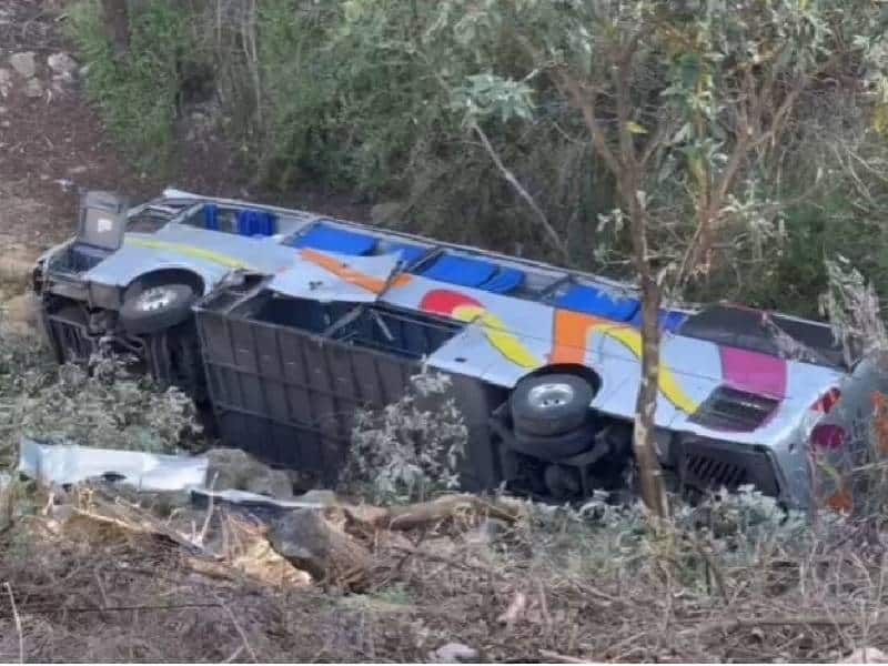 Autobús cae a barranco en la México-Puebla; reportan un muerto y 17 heridos