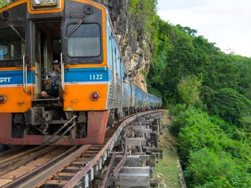 Por sacar una selfie, muere turista al caer de un tren a un acantilado