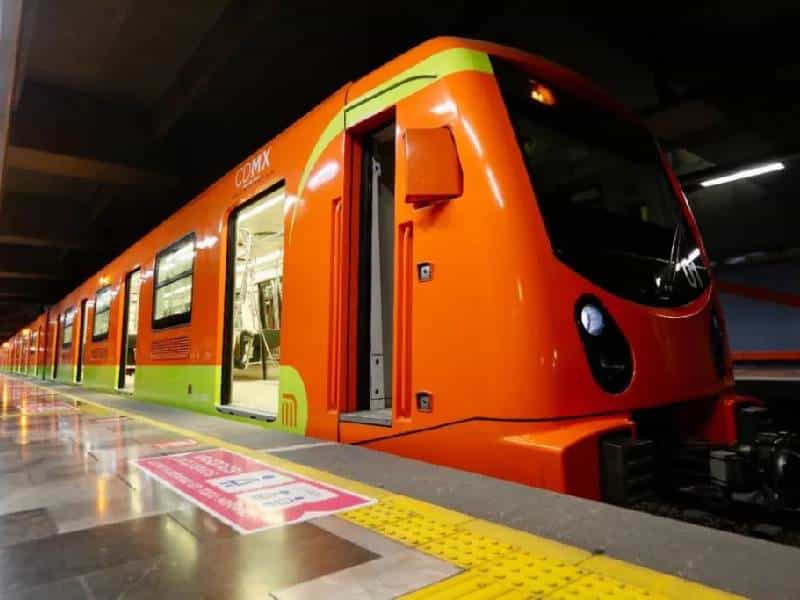 Desde celulares hasta medicamentos cayeron a las vías del metro en 2022
