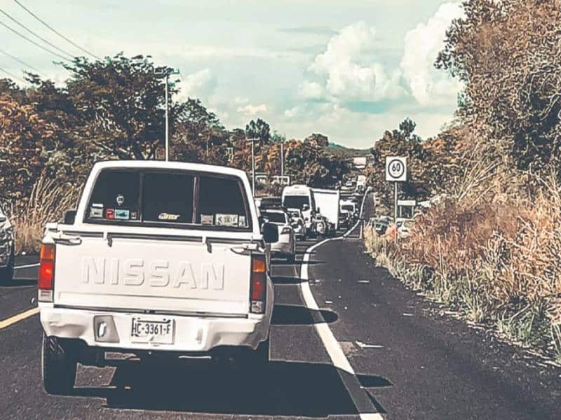 Se complica regreso de cientos de vacacionistas con largas filas