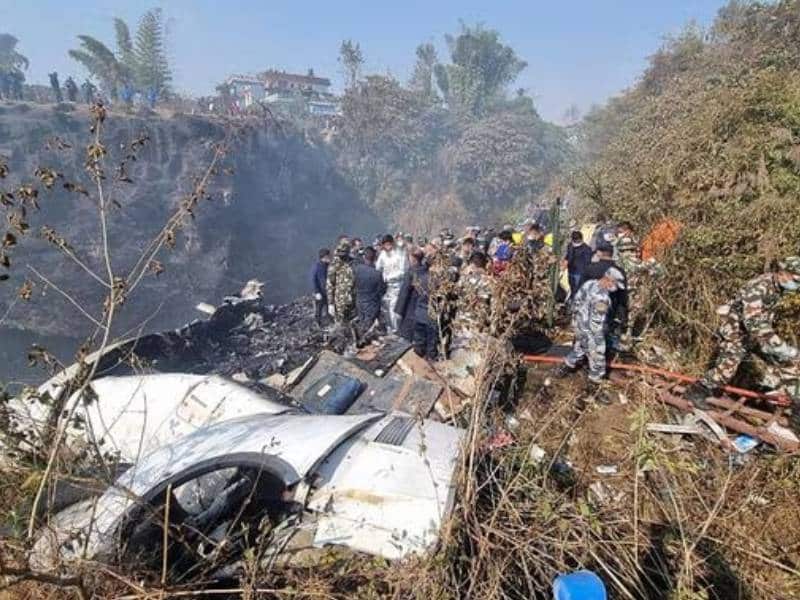 Sin esperanza de sobrevivientes, Nepal llora a las víctimas del accidente aéreo