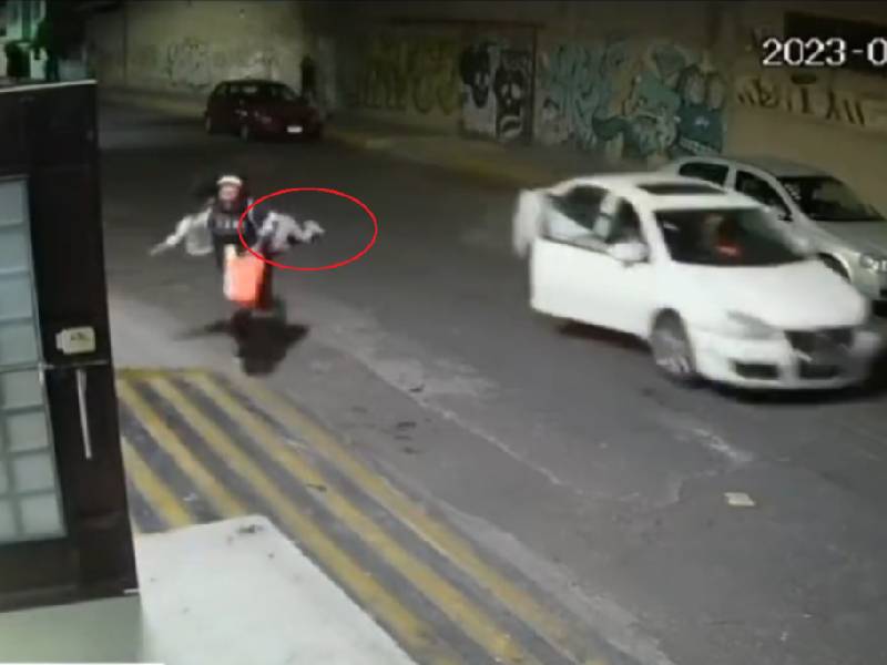 Video. Familia escapa de balacera en la GAM; abandonan a niña