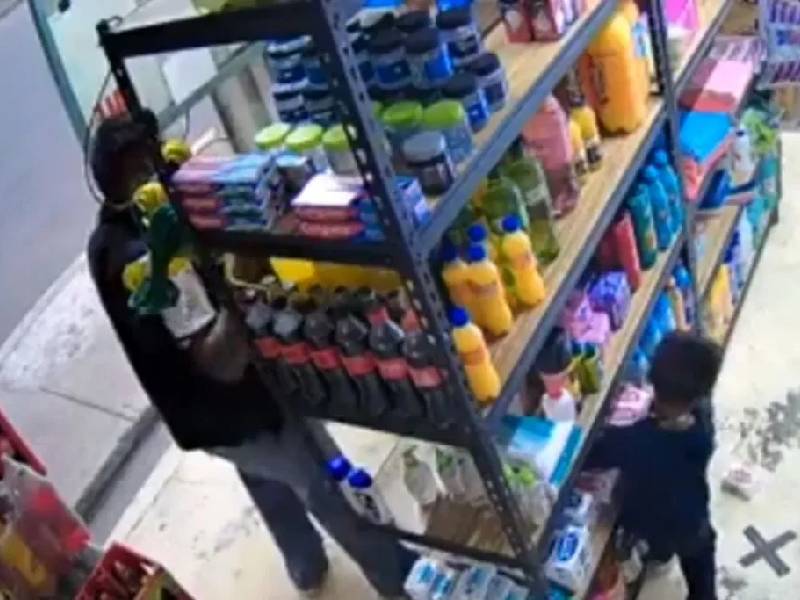 Video. Niño acompaña a sujetos a robar tienda