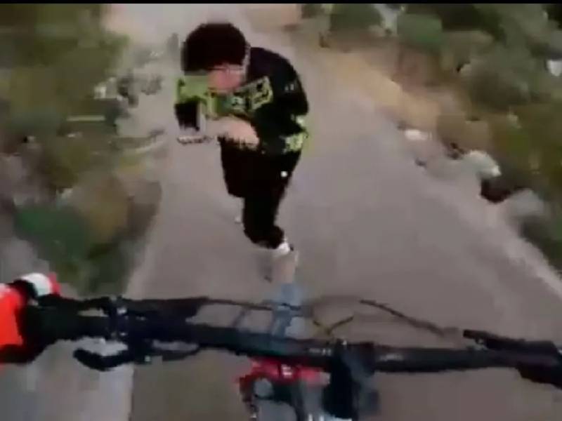 Video. Ciclista pasa por encima de persona, en Zapopan, Jalisco