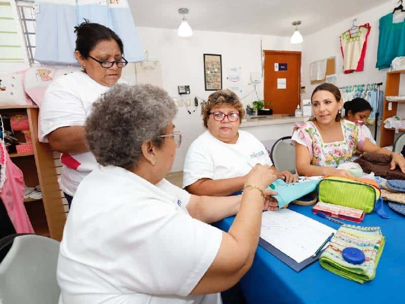 El Alcalde Renán Barrera impulsa a las emprendedoras del Municipio