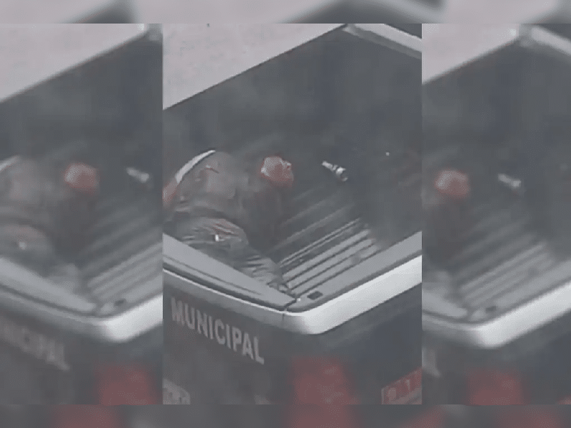Video. “¡Todo mojado!” Policías dejan a detenido bajo la lluvia