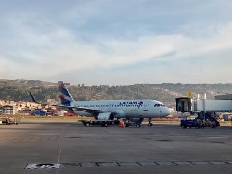 Reabre aeropuerto de Cusco cerrado por violentas protestas en Perú
