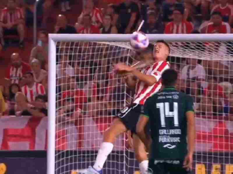 VIDEO: Futbolista tira dientes a rival con brutal codazo