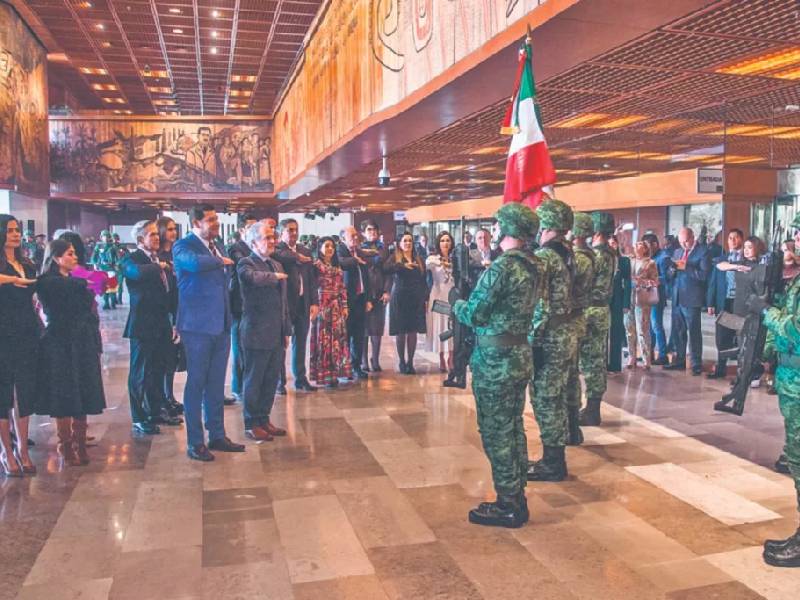 Sostiene AMLO que por reglamento militares deben estar armados