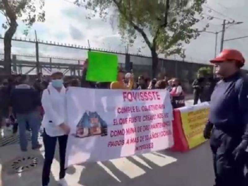 Circulación afectada por manifestantes frente al AICM