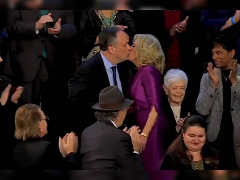 Aquí las reacciones que dejó el polémico beso entre Jill Biden y el esposo de Kamala Harris