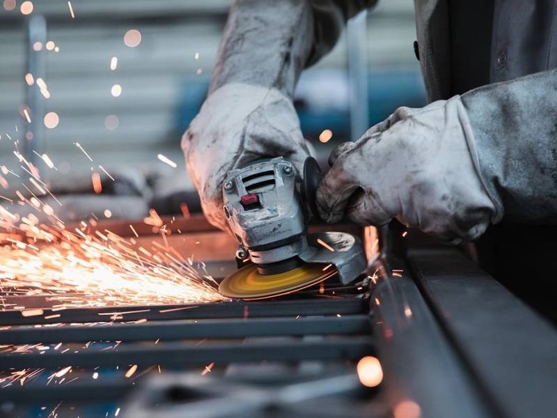 Llama Monreal a la SE a defender a la industria siderúrgica