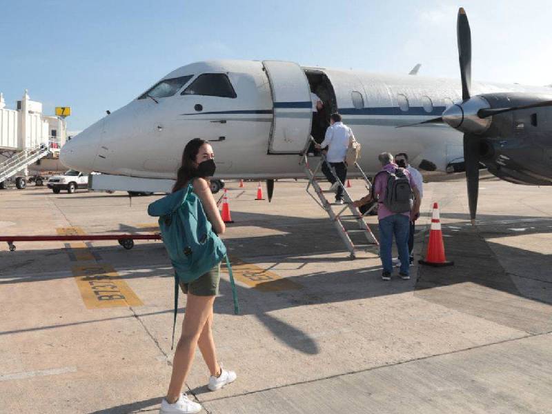 Rompe aeropuerto récord de pasajeros