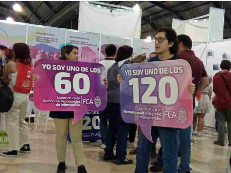 Jóvenes, en búsqueda del sueño universitario