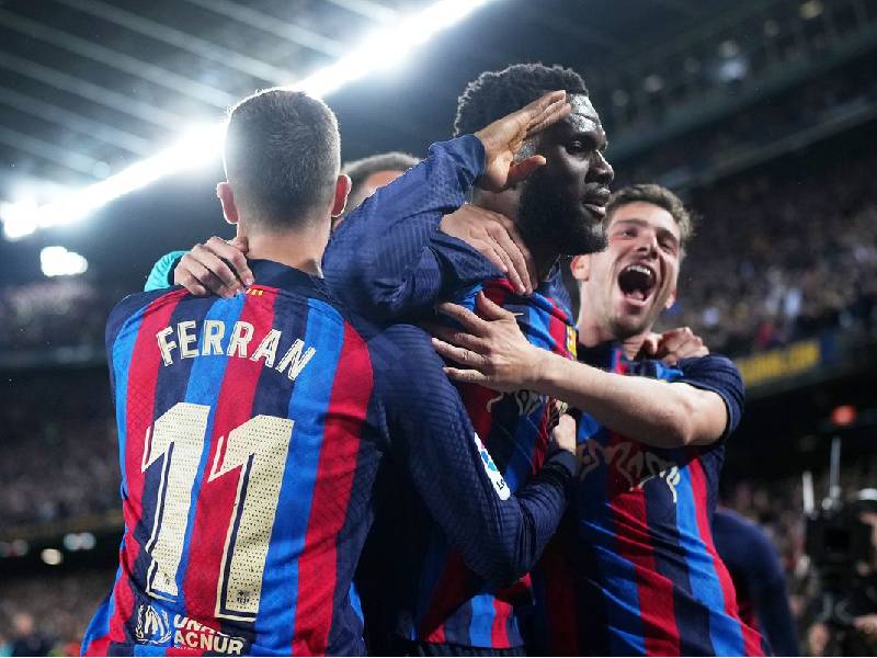 El Barcelona gana 2-1 al Real Madrid y da un golpe a la Liga