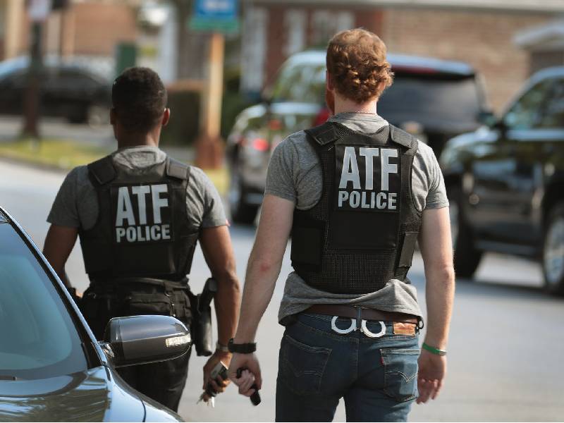 Arrestan a estadounidenses por intentar enviar armas a cártel mexicano