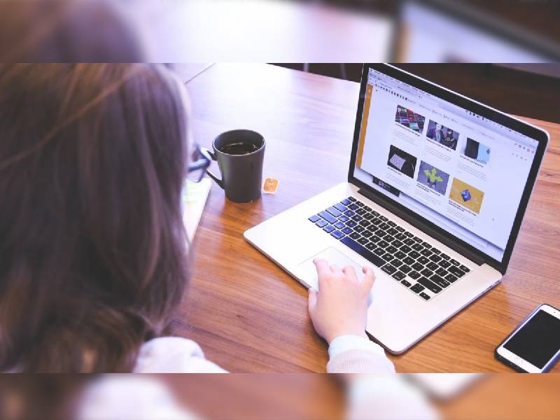 Mujer, excluida del sistema laboral y con pocos ingresos