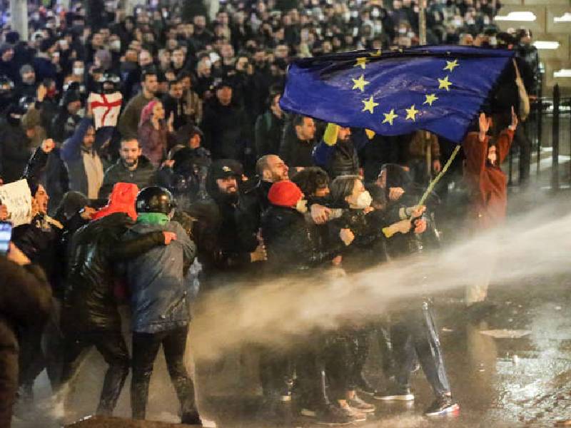 Miles de manifestantes marchan en Georgia contra la ley de “agentes extranjeros”