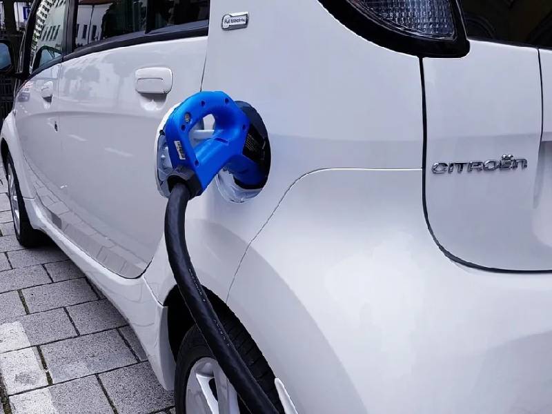 Alemania busca detener en la UE, fin de los autos a gasolina
