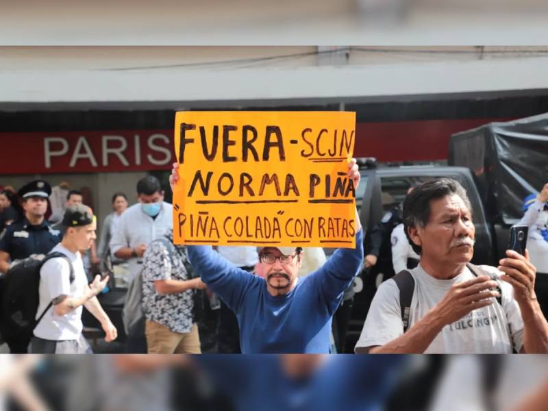 Exigen renuncia de Norma Piña con manifestación frente a SCJN