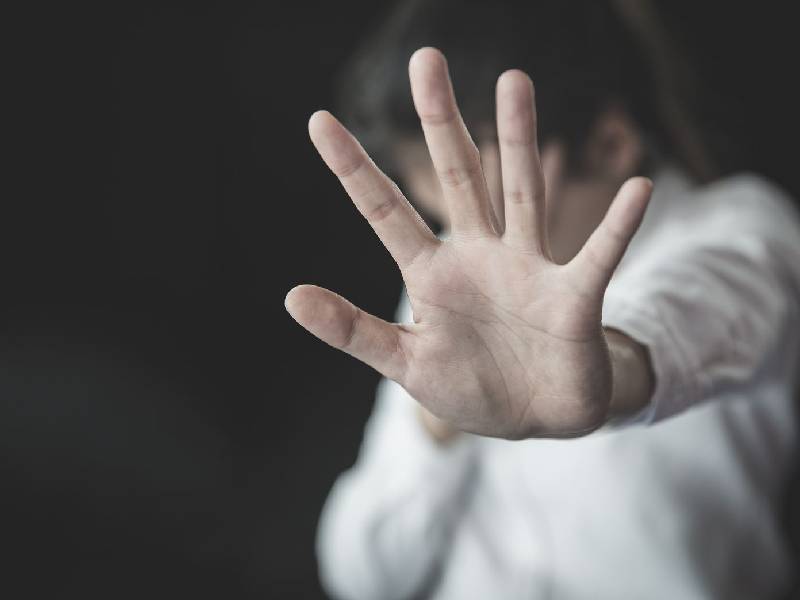 Maestro vinculado a proceso por violación en Mérida. Fiscalía presenta pruebas suficientes. El acusado permanecerá en prisión preventiva.
