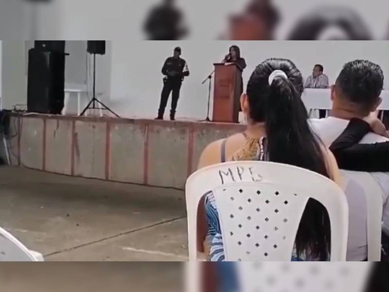 Video. Rectora prohíbe celulares, noviazgos y cabellos teñidos