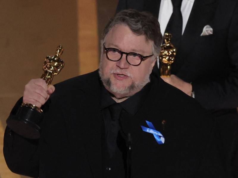 ¿Qué significa el listón azul que portó Guillermo del Toro en los Premios Oscar?