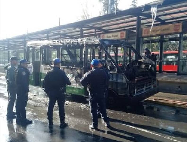 Se incendia microbús en Gustavo A. Madero, CDMX