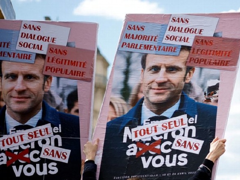 Macron promulga su impopular reforma de las pensiones en Francia pese a las protestas