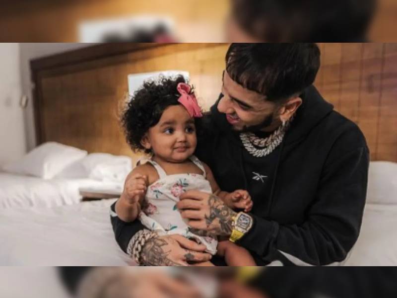 Anuel y su hija posan juntos por primera vez en una fotografía